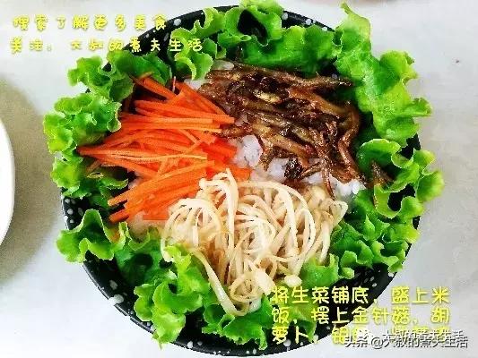 在“滋滋”作响中，挑破半熟的蛋黄，把各种蔬菜混合辣酱拌匀