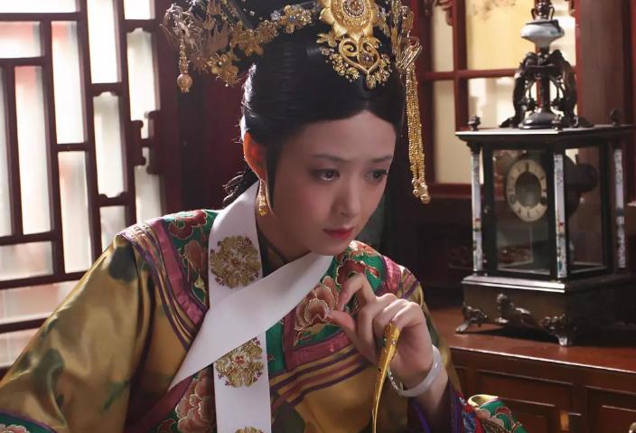 后宫的娘娘为什么要戴指甲套,后宫嫔妃为什么要戴长指甲