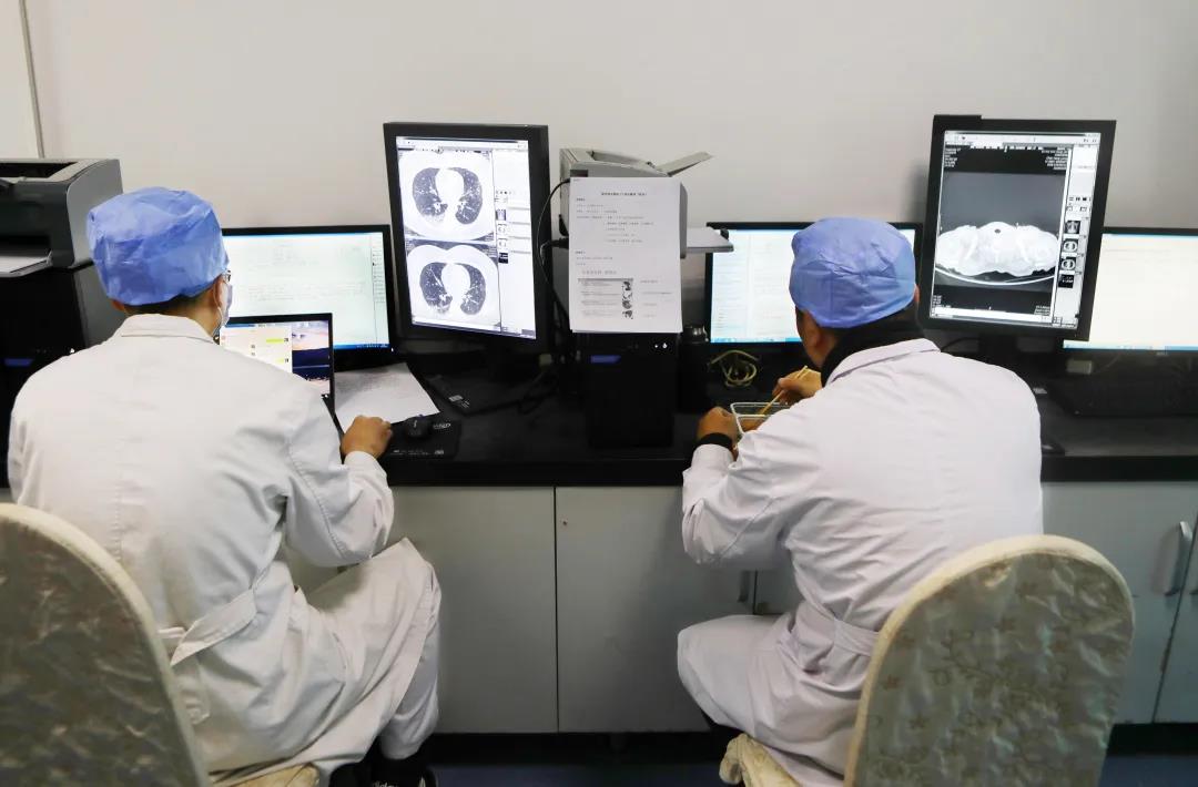 市新冠定点救治医院,探访新冠重症救治一线人员