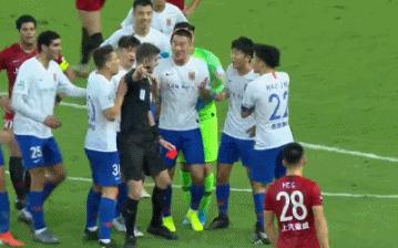 足协杯鲁能争议判罚,足协杯10人鲁能淘汰上港李霄鹏