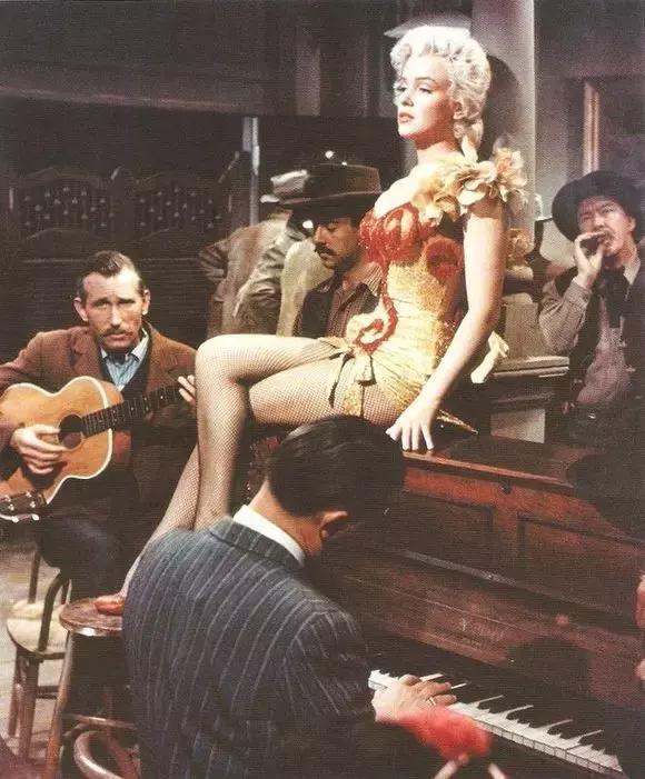 女人爱穿袜子是什么心理,女人爱穿的袜子