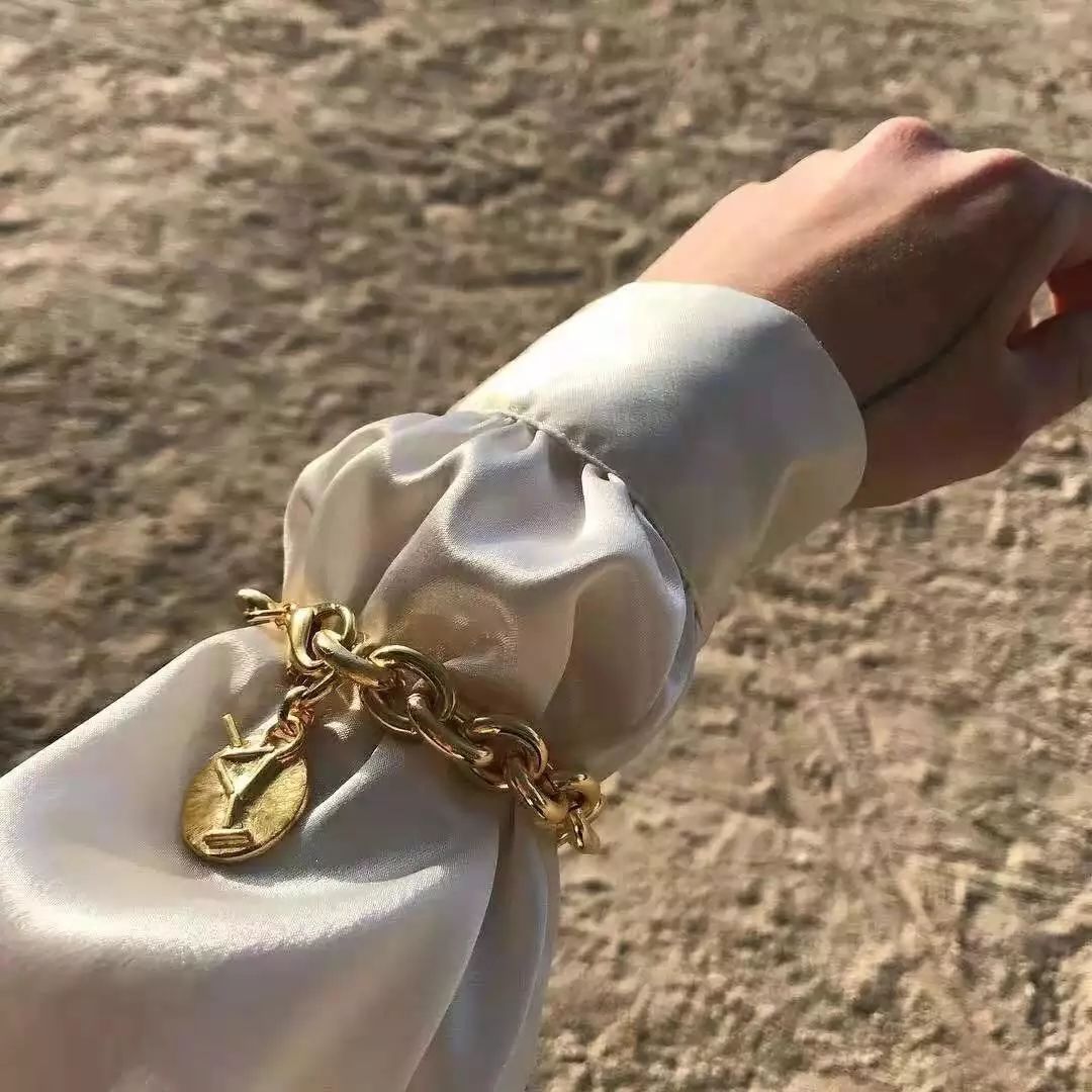 我太太太难了！项链戴在脖子上还做错了？