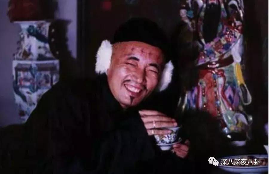 葛大爷回看以前的比赛,葛大爷下班时候的日常