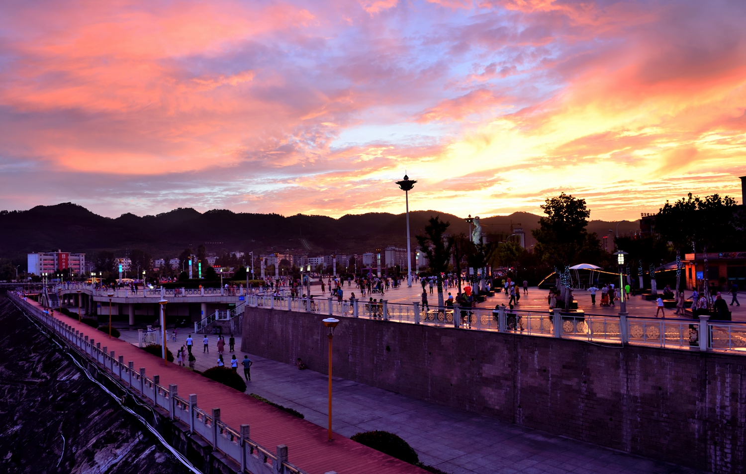 郧西七夕广场夜景牛郎织女,天上七夕人间郧西