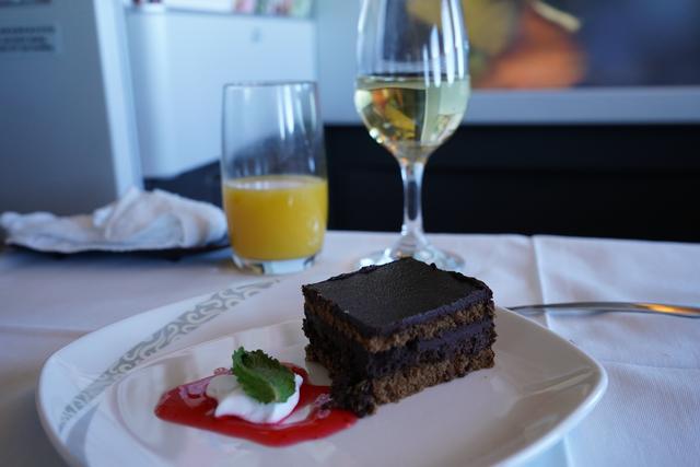 一杯敬故乡一杯敬远方下一句,一杯敬故乡一杯敬远方的歌名