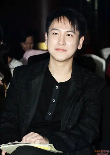 10位“浪荡”的富二代，个个换女友如换衣服，王思聪只是小萌新