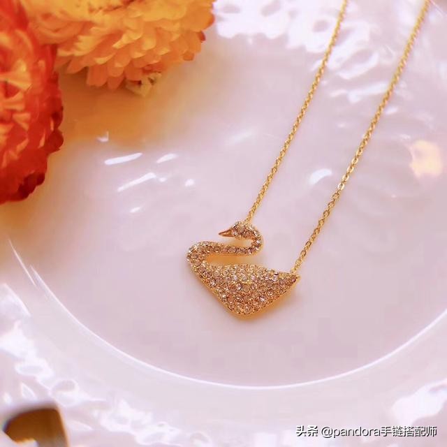 施华洛世奇黑天鹅和银天鹅哪个贵,施华洛世奇黑天鹅项链推荐视频