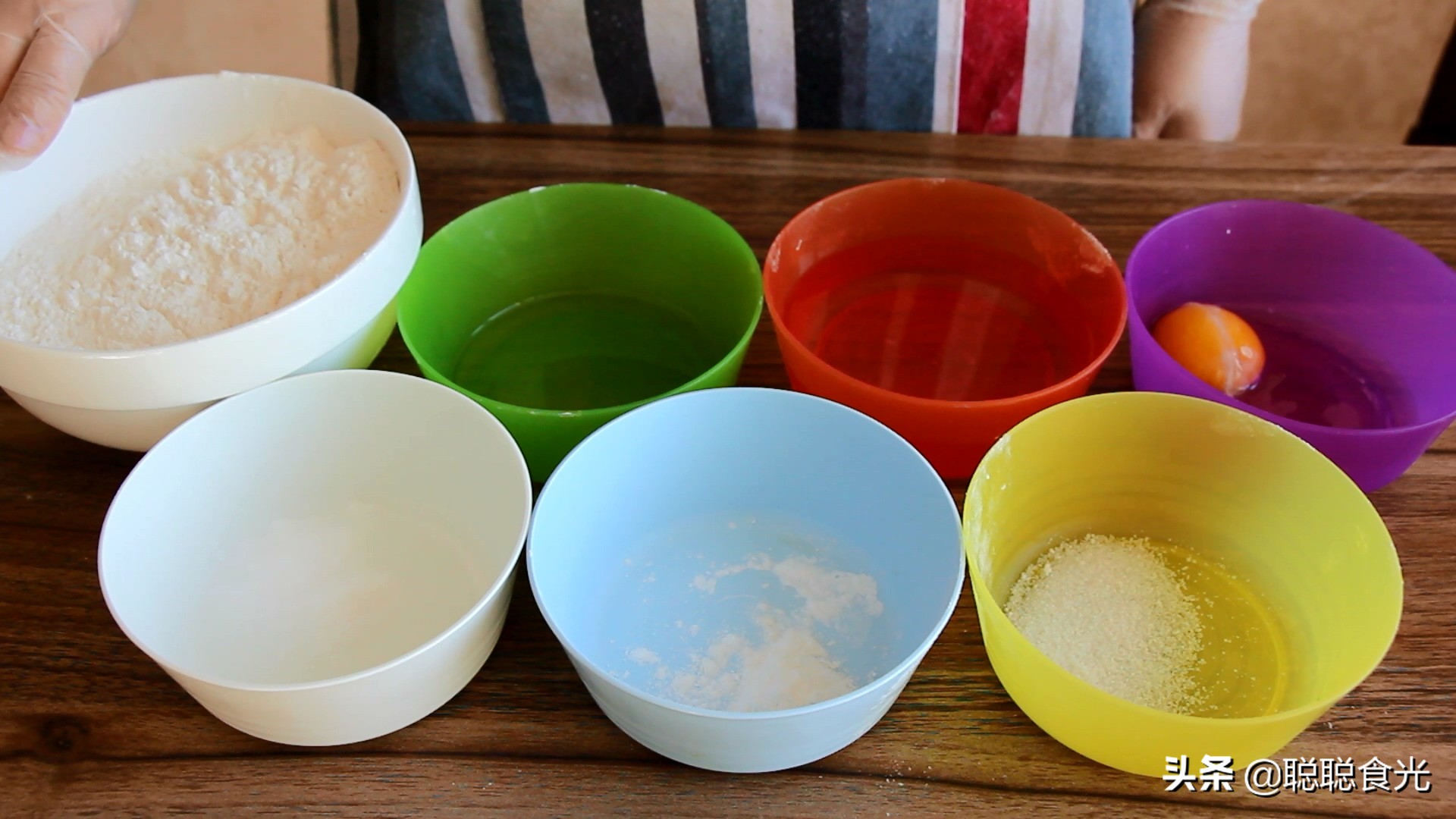 油条怎么炸没有酵母粉,炸油条什么面粉炸出来最酥脆蓬松