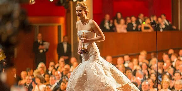 22岁成奥斯卡影后，邓紫棋唱主题曲，金主倒台的詹妮弗劳伦斯受嘲