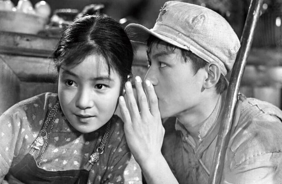 1958年毛主席探班剧组时，亲切接见的“红孩子”，后来怎么样了？