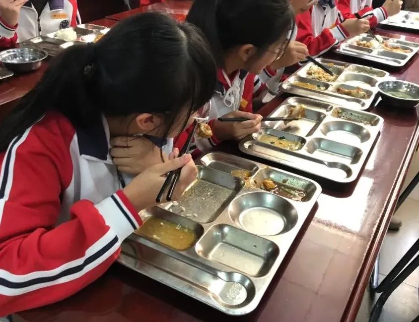 一粥一饭，当思来之不易——连江兴海学校“文明用餐，光盘行动”