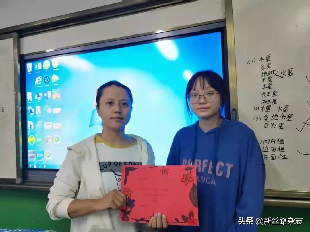 特别的“教师节”礼物——蒲城中学学子自制贺卡谢师恩