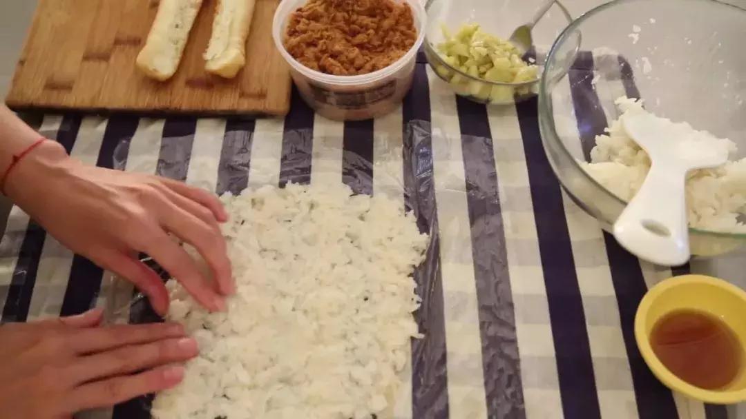 大锅炸油条的做法和配方窍门,在家自己炸油条的最简单的方法