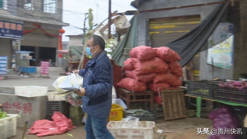 「众志成城抗疫情」安龙：驻村第一书记变身“跑腿哥”