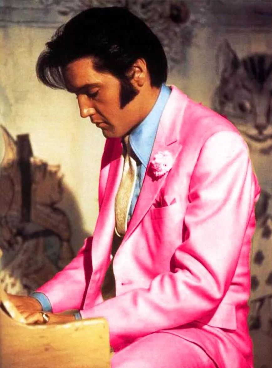 穿粉色就是娘娘腔？让小李子和猫王告诉你什么叫“油而不腻”