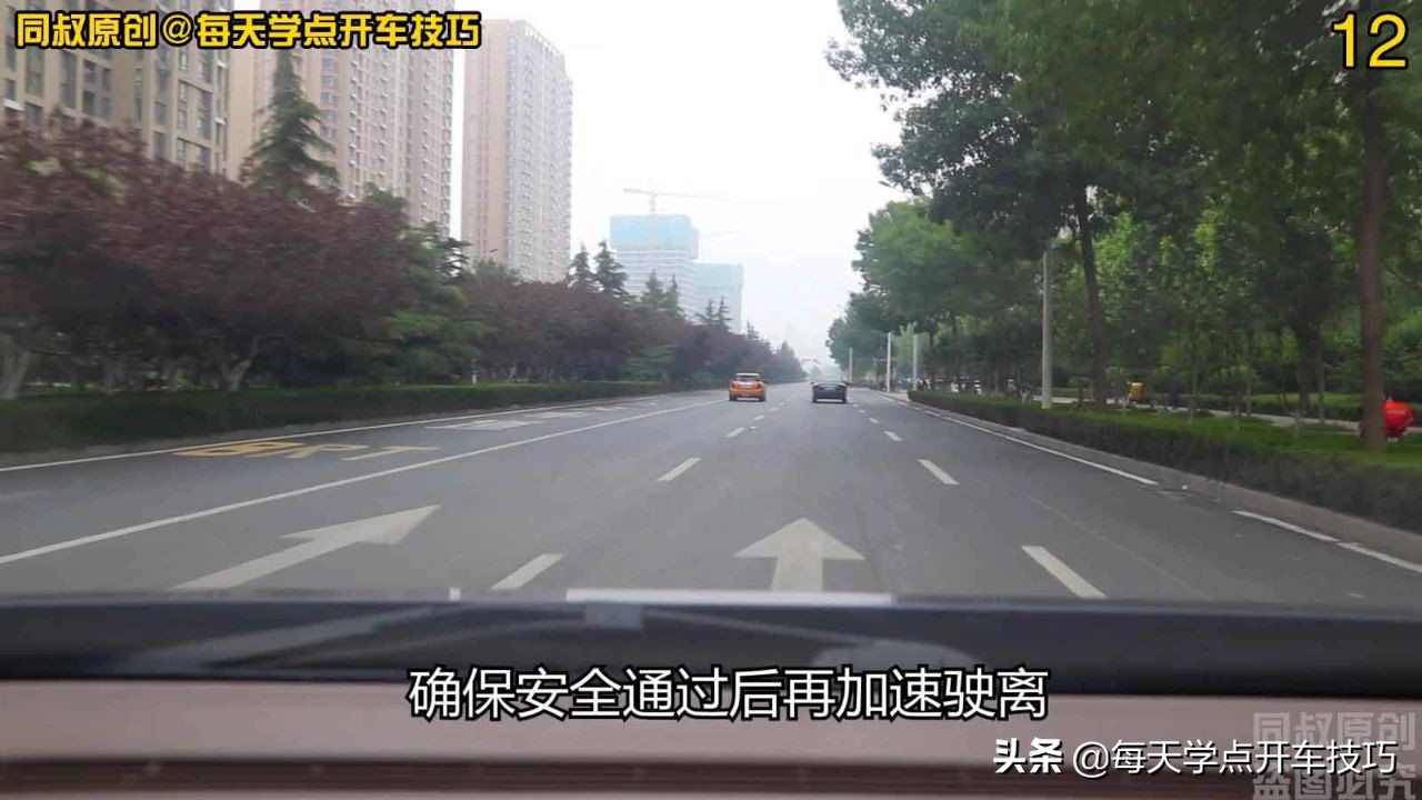 右转弯盲区避让行人技巧,新手右转弯技巧盲区