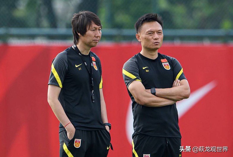 CCTV5直播中国队VS关岛！对手像一个练习沙包？李铁净胜球使劲捞