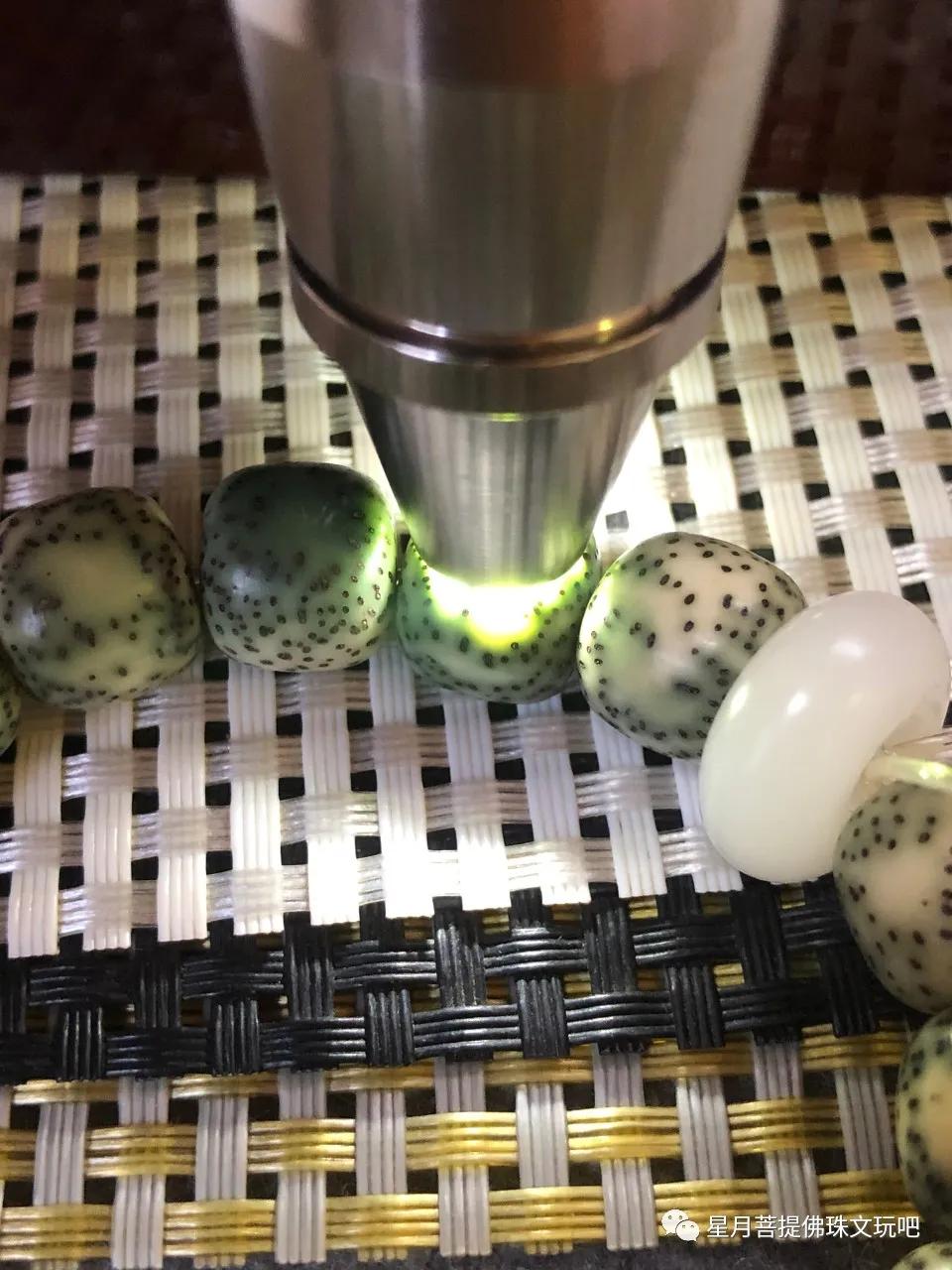 星月菩提盘玉化后效果,星月菩提全玉化和微玉化