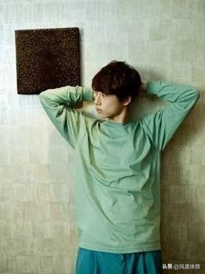 颜值高大长腿还会穿,谁高中没有暗恋过这样一个体育生?