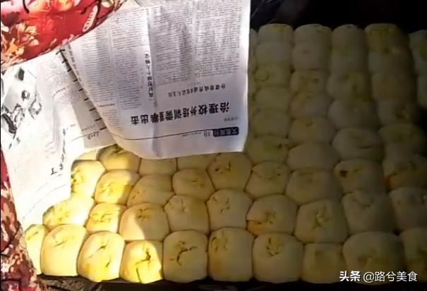 农村人发面卷子带锅巴,把面团放入火炉里会爆炸吗