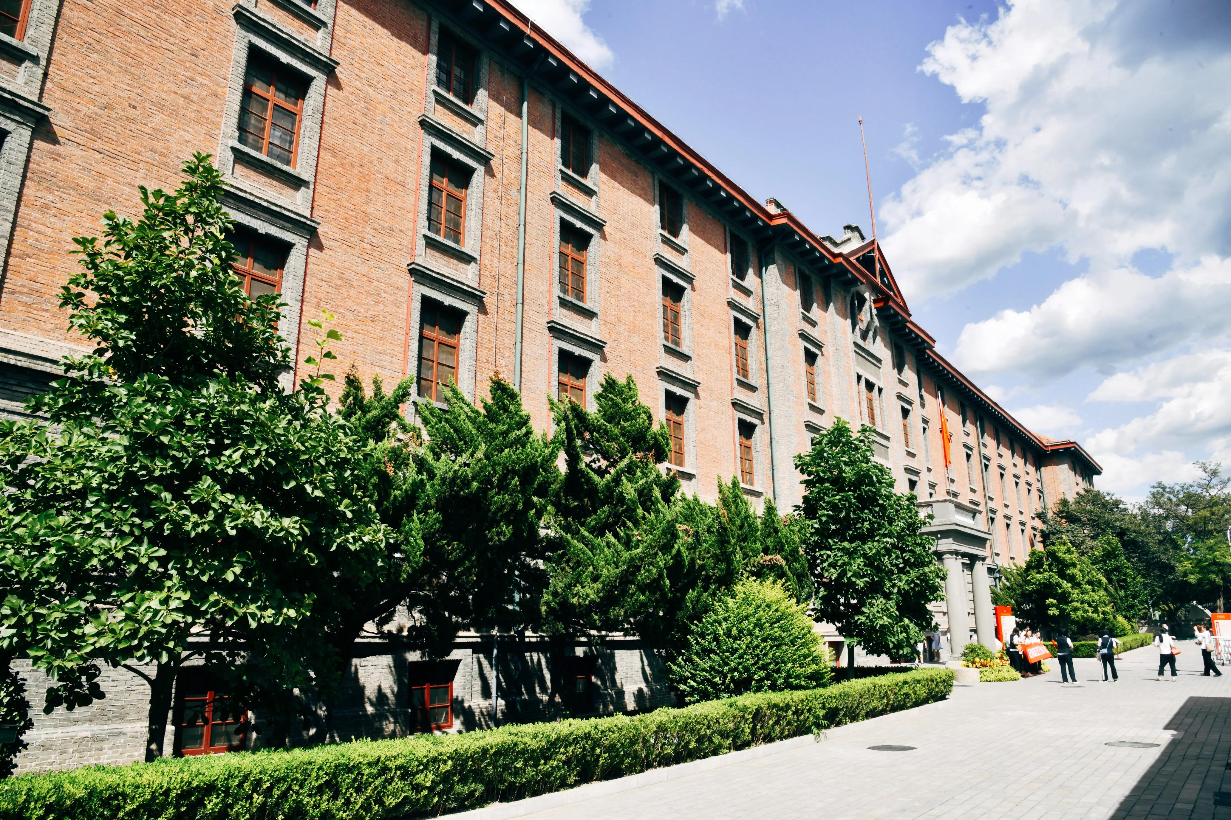 武汉高校中，最美武汉大学，“亚美”属于中南财经政法大学