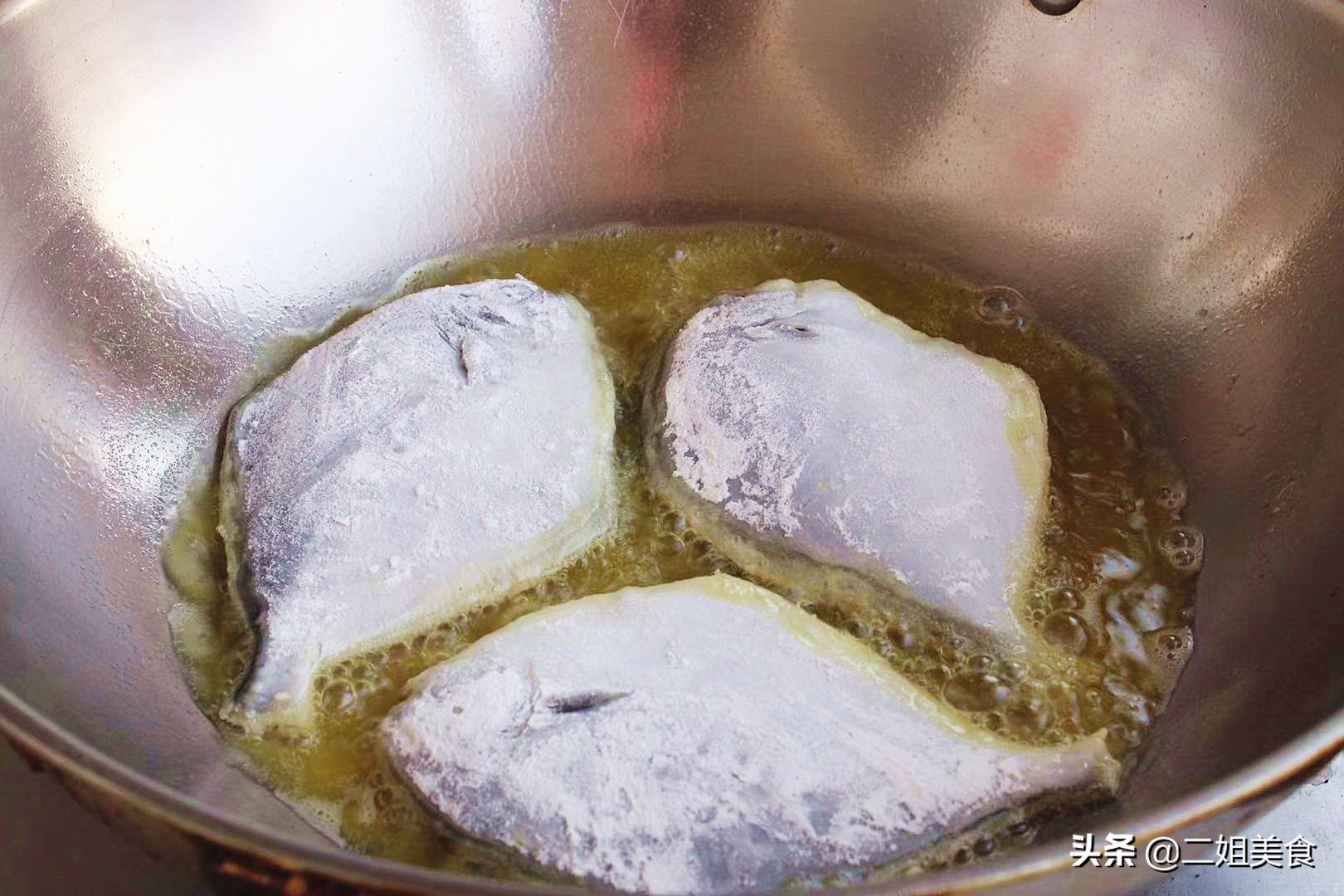 炖鱼喜欢什么料酒好吃又香,炖鱼什么时候放料酒最合适