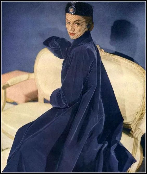 为什么说赫本的穿搭是法式风格 (赫本最经典的着装)