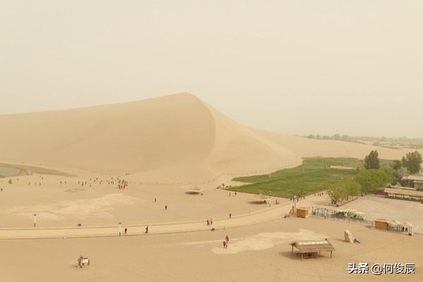 鸣沙山月牙泉堆满了游客,鸣沙山月牙泉景区
