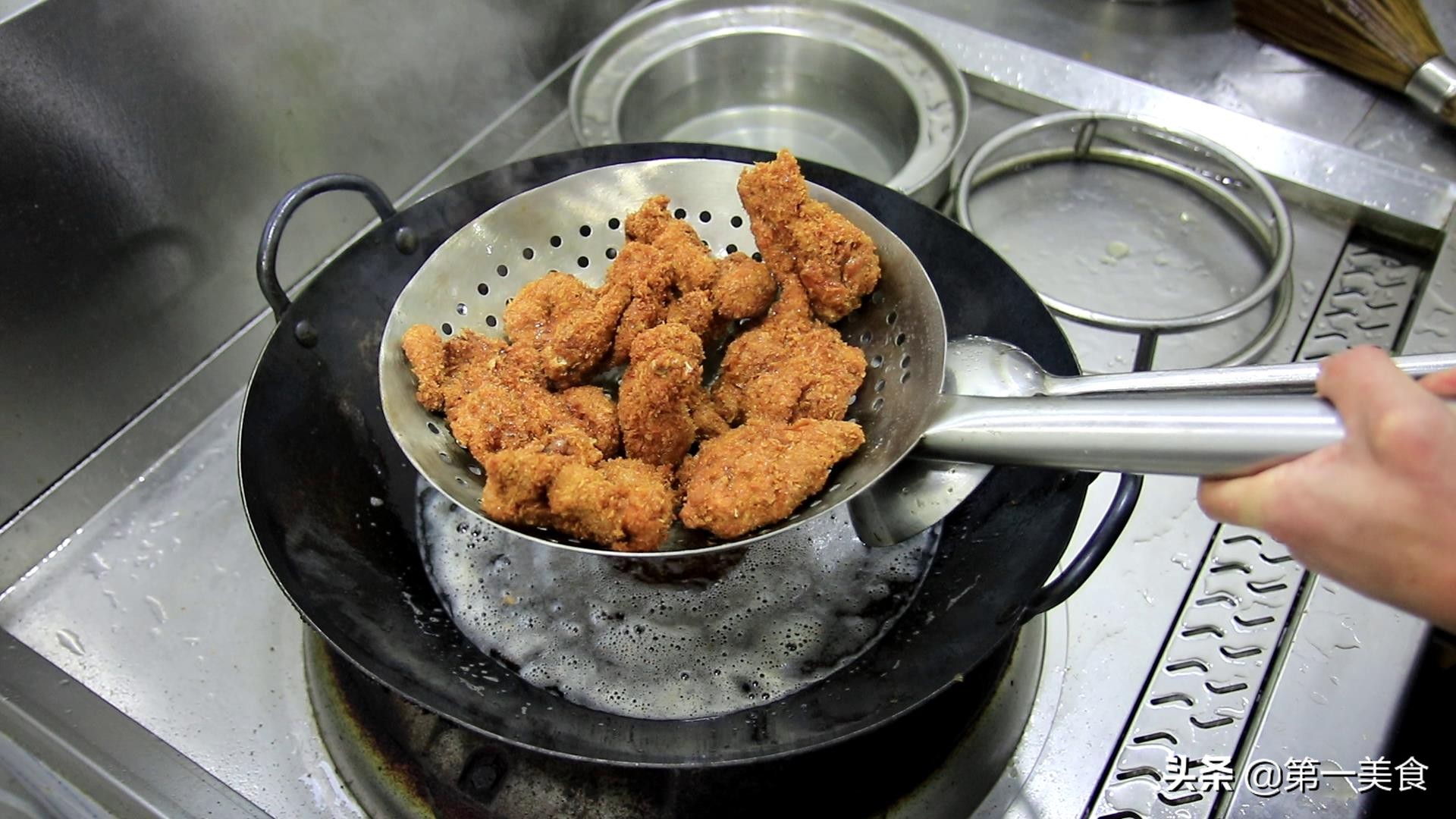 鸡翅裹上20层面包糠吃了,鸡翅怎样很好的裹上面包糠