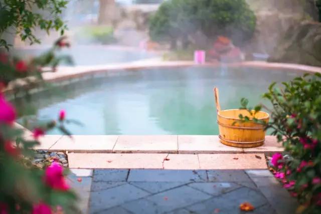 降温了一起去泡温泉,天气微凉正是泡温泉的好时候