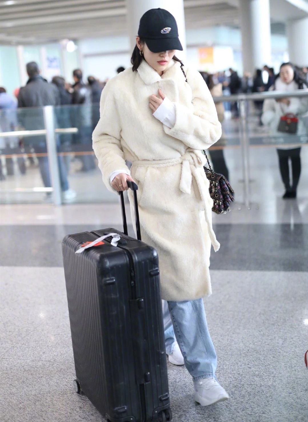 聪明女人秋冬季节也少不了腰带，外穿内搭都可以，明星都喜欢