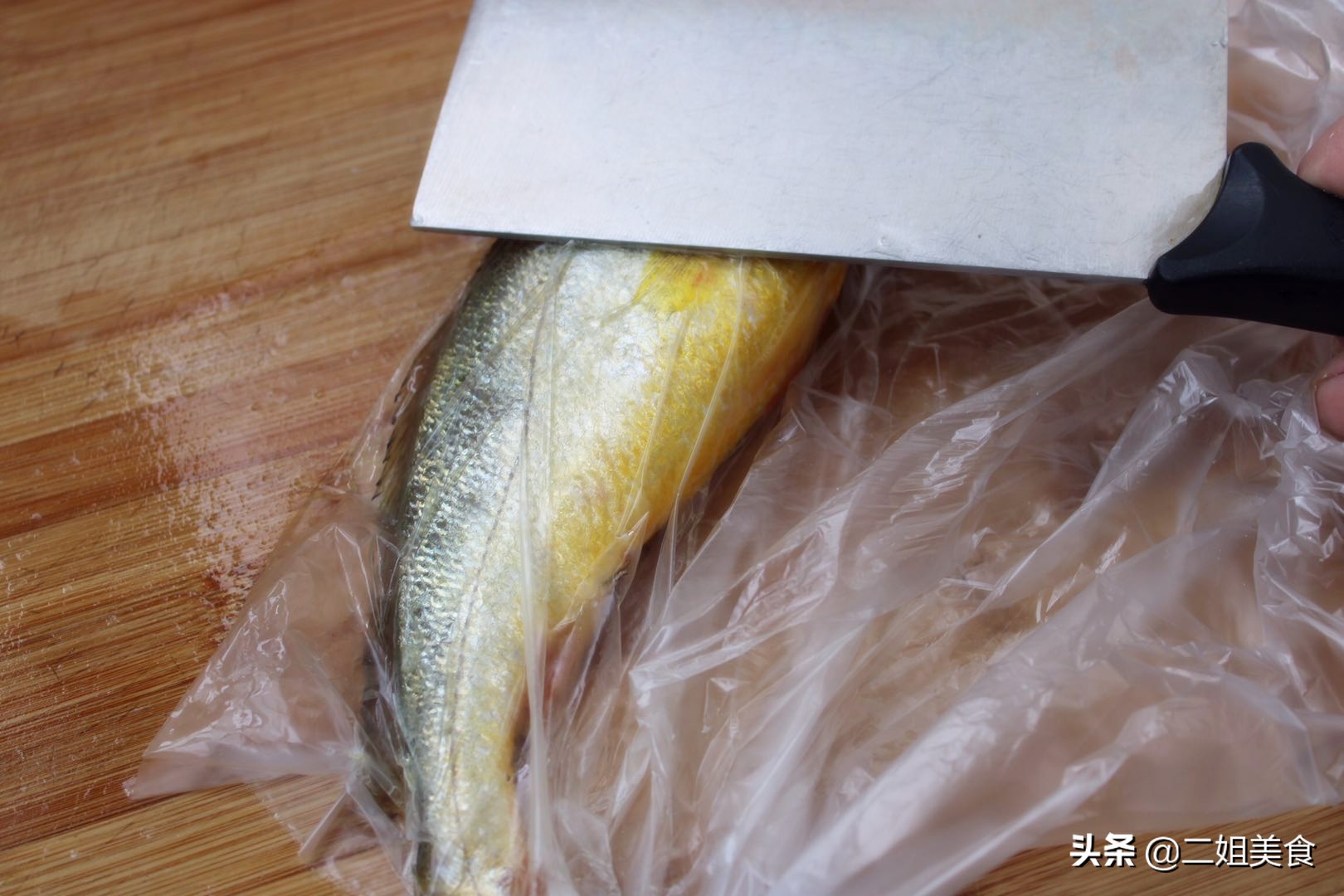 刮鱼鳞时，鱼鳞到处飞溅，教您一招，轻松去鱼鳞，干净无残留