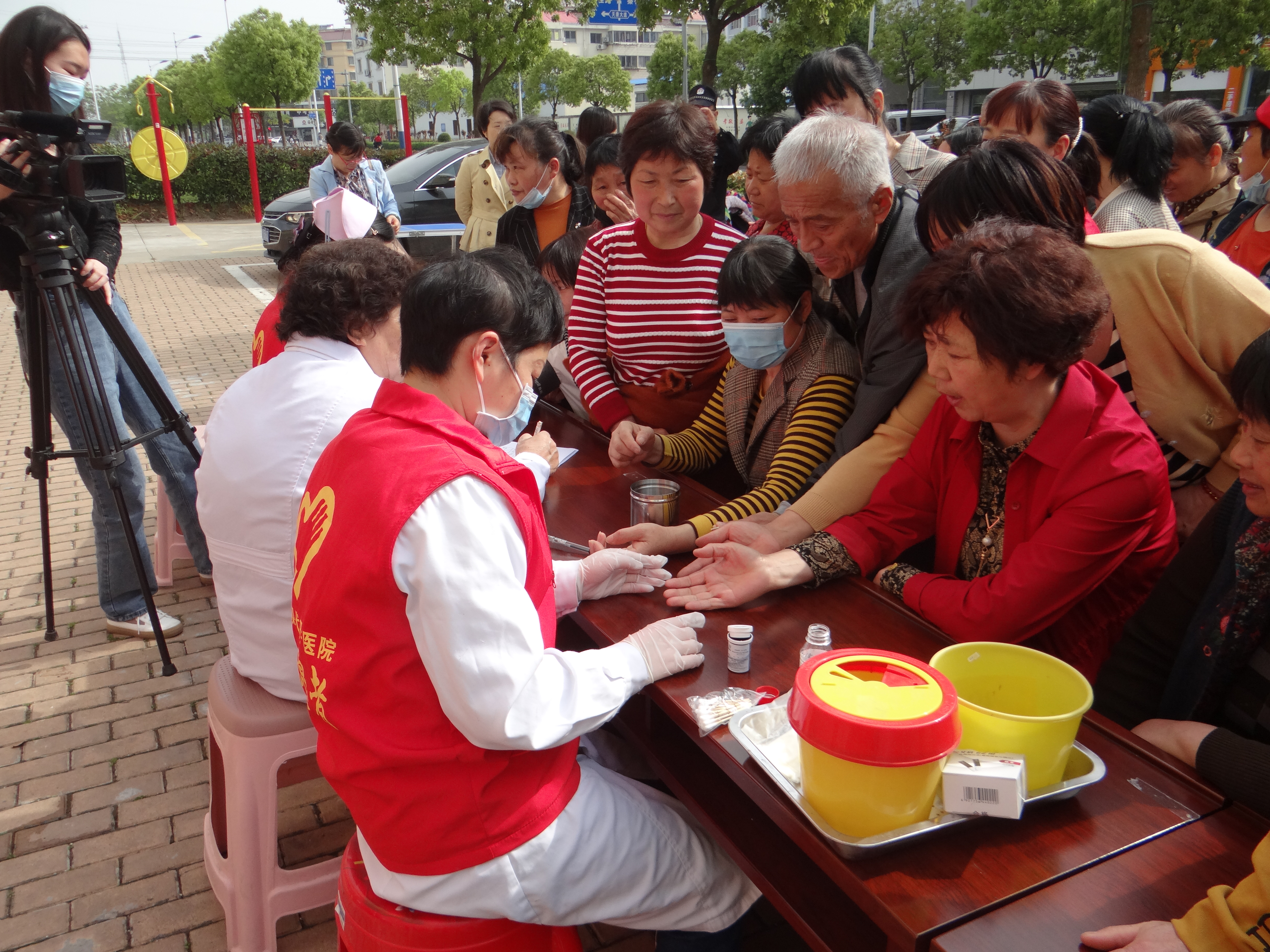 爱心医院开展健康扶贫义诊活动,母亲健康快车公益活动