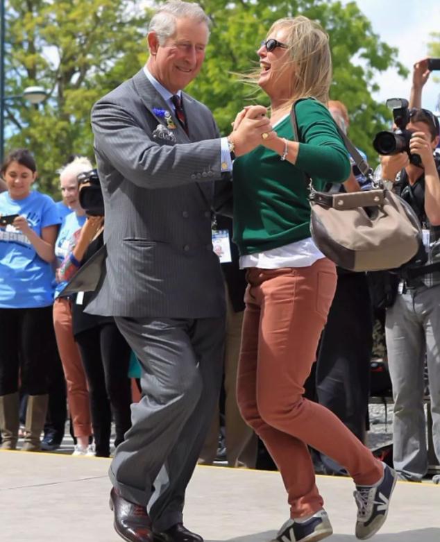查尔斯王子街头大秀舞技,这销魂的动作,把大家都看呆了