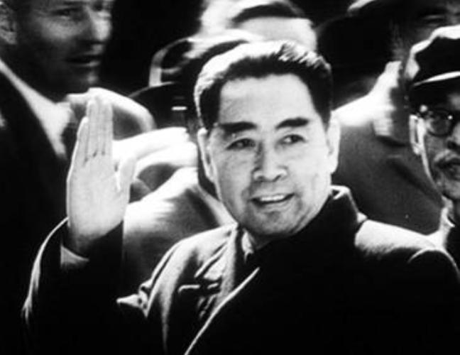 美国记者与周恩来握手，故意掏手帕不停擦手，周总理一招轻松反击