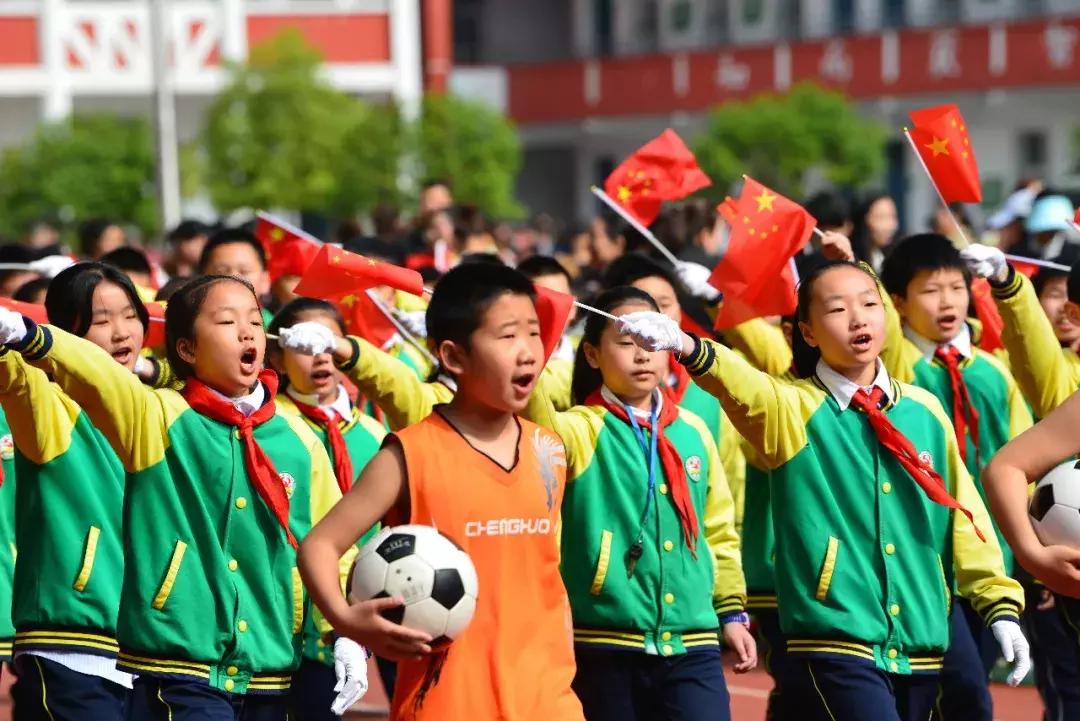 绿茵草地挥斥方遒阳光体育梦圆今朝