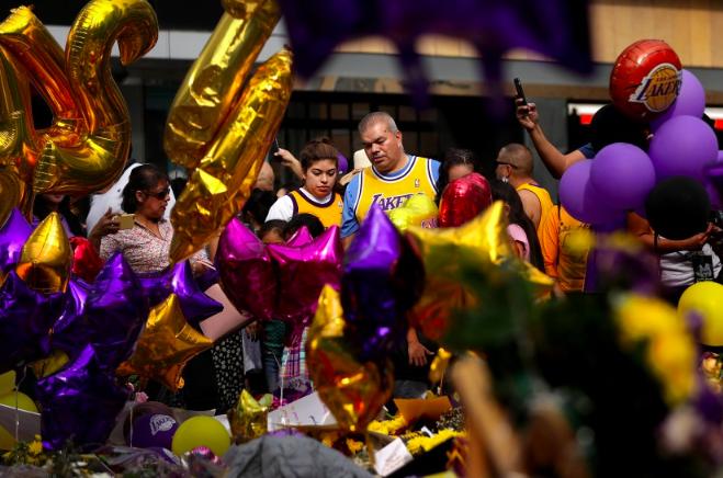 悼念科比因坠机去世,科比坠机身亡事件悼念视频