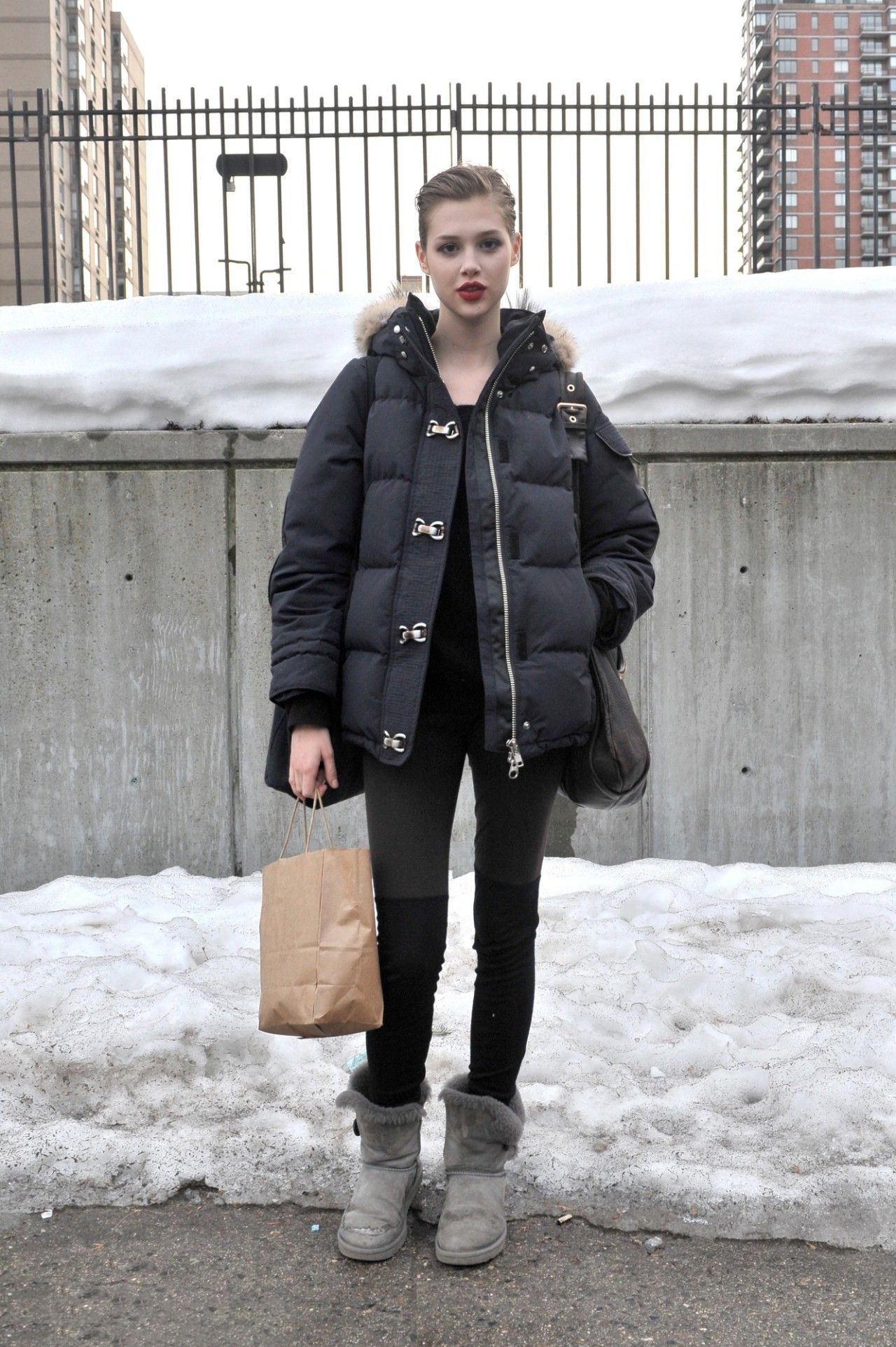 关晓彤穿粉红色羽绒服,关晓彤穿黑羽绒服