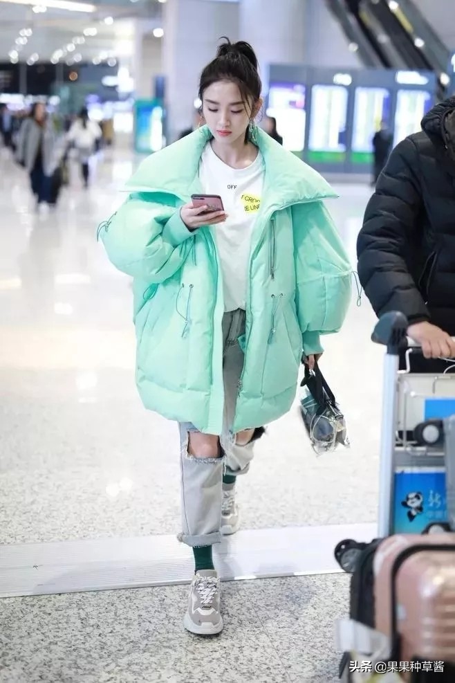 杨幂黑色字母袜王牌对王牌,杨幂格子衫高筒靴秀逆天长腿