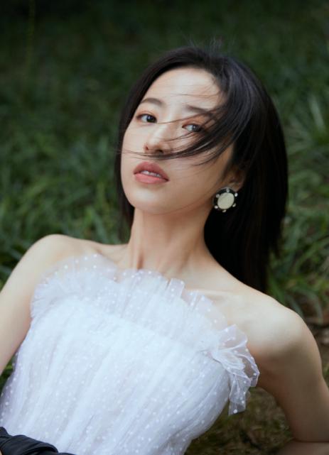 冬季穿一身白超时髦，和周雨彤学习白色服饰搭配，清纯又显白