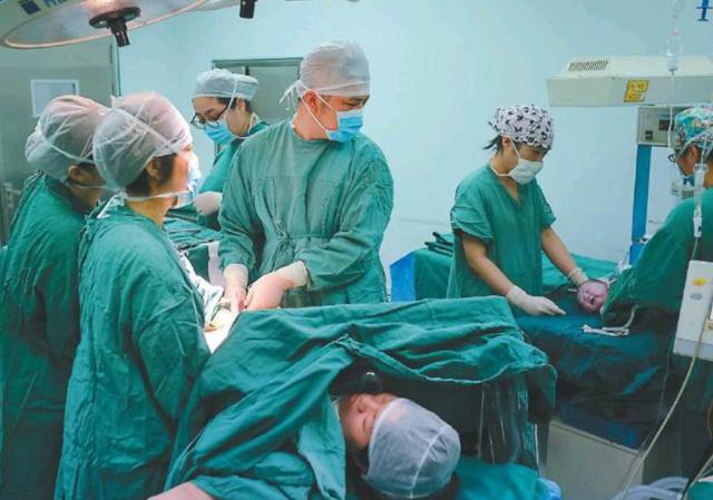 生娃结束,男医生突然把手伸进产道,得知原因后产妇感激不尽