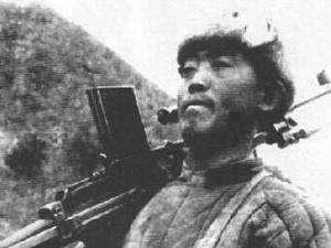 朝鲜战场上，志愿军战士违令向美军的飞机开枪，彭德怀：给予嘉奖