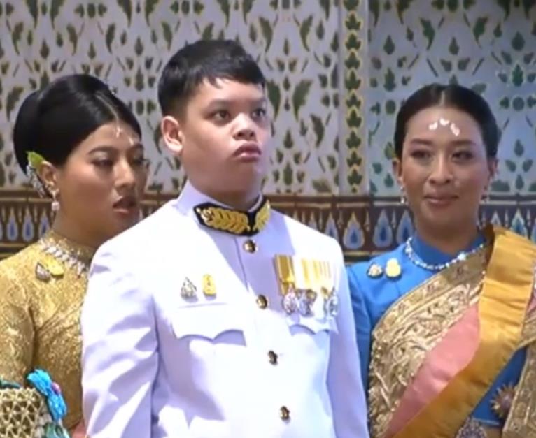 三王子眼镜造型好帅，获得美国医学博士学位，16岁提帮功比不了