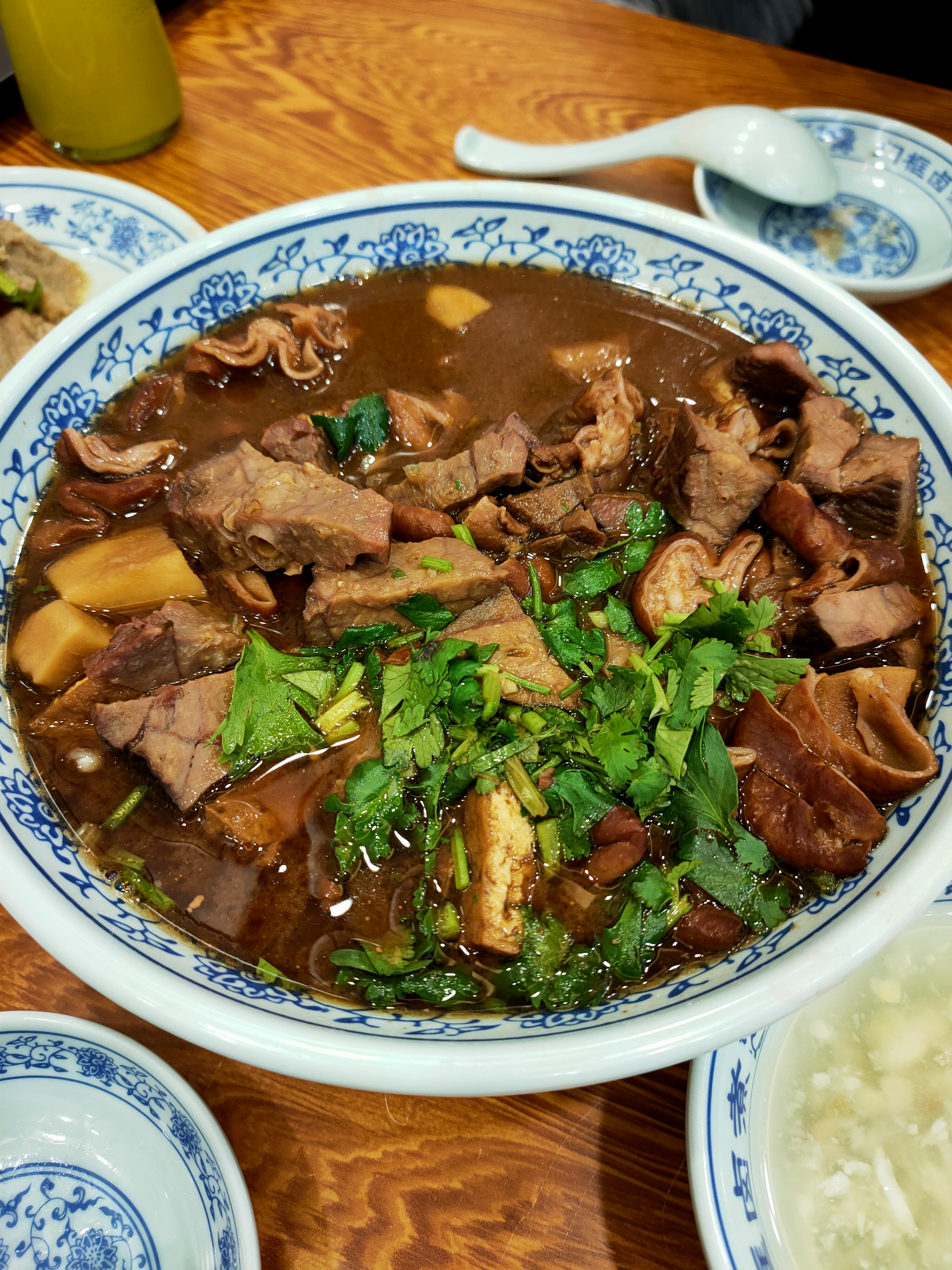 北京最火爆卤煮火烧,老北京卤煮火烧18元一大碗