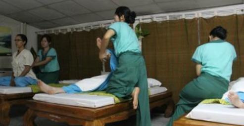 泰国最特色按摩，由女犯人提供服务，游客：挺不错的