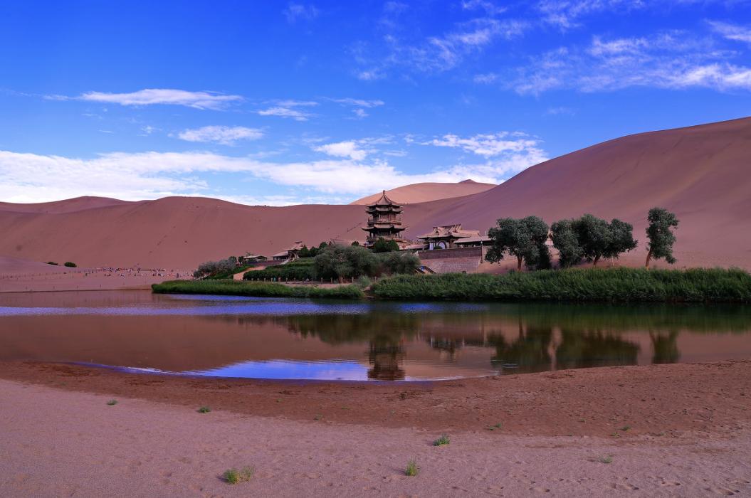 月牙泉到底有多神奇,太神奇了沙漠竟然有绿洲