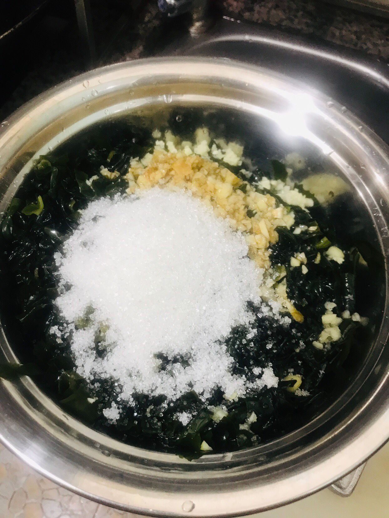 炎热夏季，阿秋教你一道营养又实惠的海洋生态美食“凉拌螺旋藻”