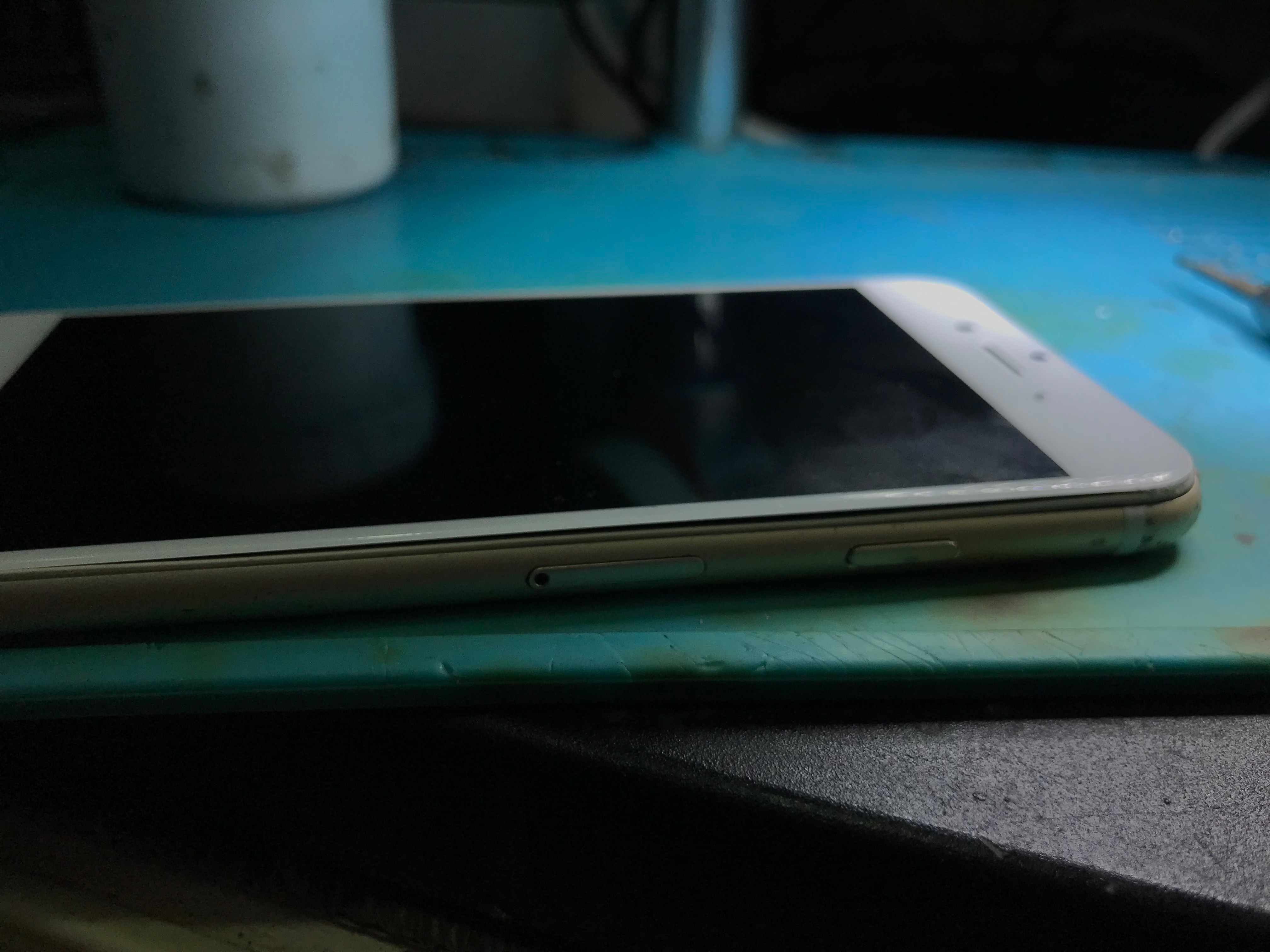 苹果6s不定时花屏重启维修