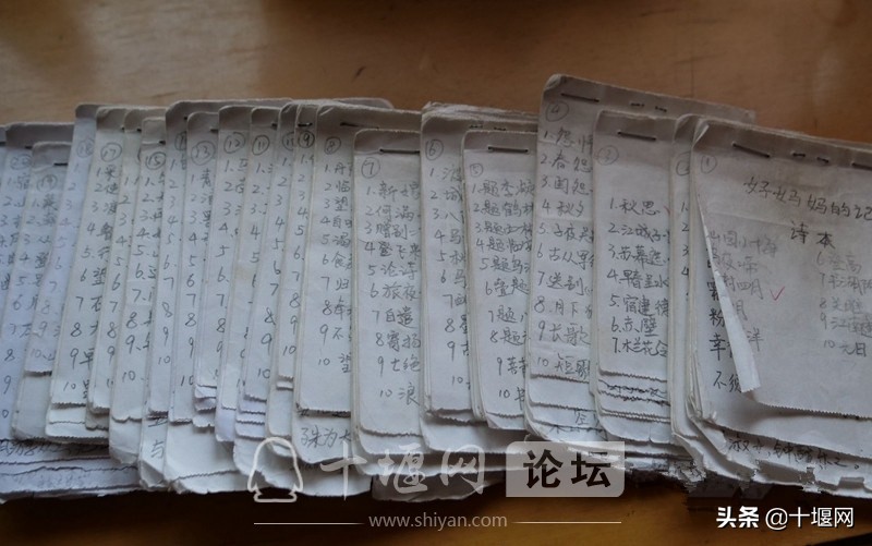 超市小票承载着妈妈的爱！十堰母亲为孩子手抄近千首诗词登央视