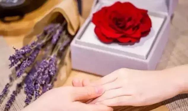 她在北京开了一家可以吃的花店，受众人追捧，还引来了李健